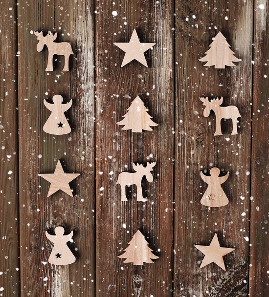 Декоративные игрушки на деревянном фоне. Концепция Рождества
. - Фото, изображение