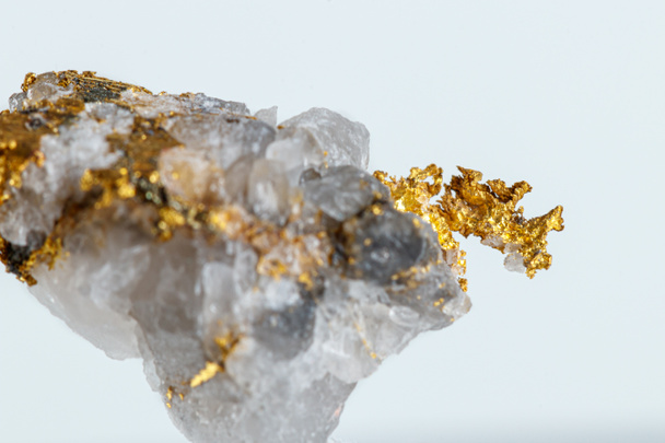 makro kamień mineralny metal złoto w kwarcu na białym tle - Zdjęcie, obraz