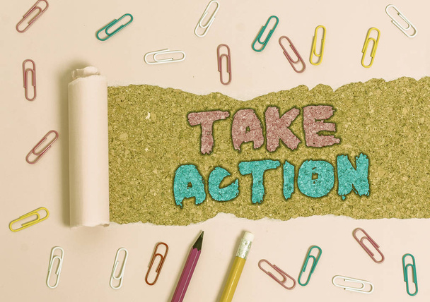 Escribir nota mostrando Take Action. Foto de negocios mostrando consejos a alguien a hacer algo o reacción en este momento
. - Foto, Imagen