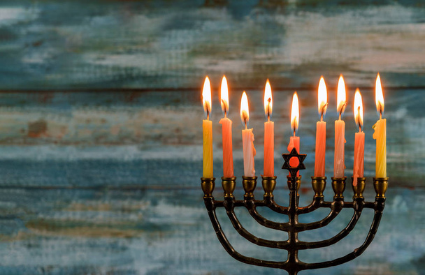 Chanukka jüdischer Feiertag mit Menora traditionellem Kandelaber - Foto, Bild