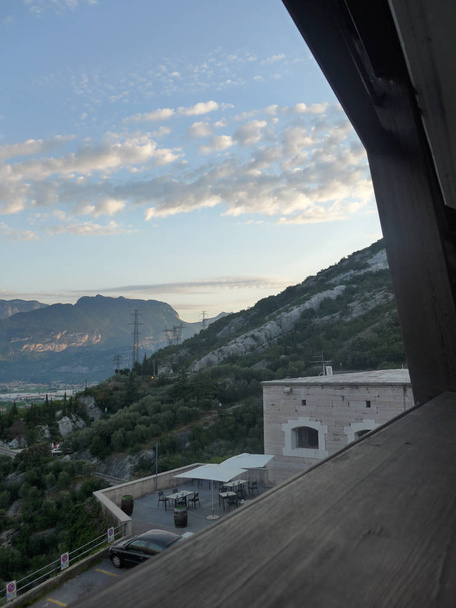 Terraza exterior con gran vista a la montaña
 - Foto, Imagen