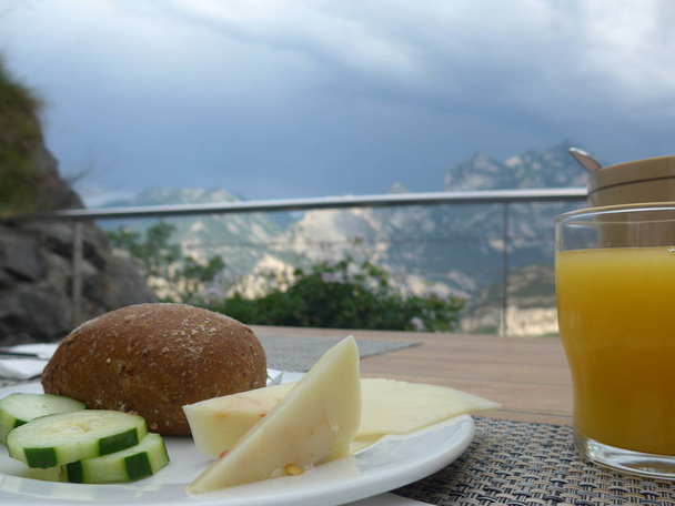 desayuno en la terraza al aire libre con vistas a la montaña
 - Foto, Imagen