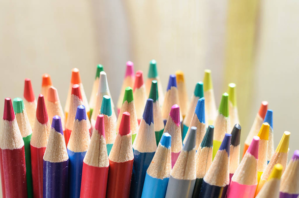 група яскравих кольорових олівців для малювання
 - Фото, зображення