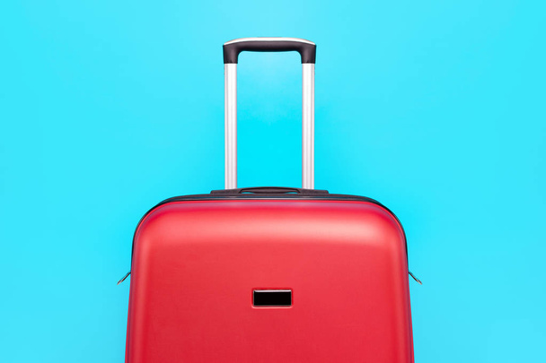 красный чемодан вблизи
 - Фото, изображение