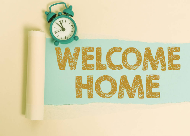 Πινακίδα κειμένου που δείχνει Καλώς όρισες σπίτι. Εννοιολογική εικόνα έκφραση χαιρετισμούς νέοι ιδιοκτήτες κατοικία χαλάκι εισόδου. - Φωτογραφία, εικόνα