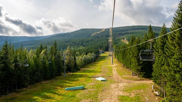 Summertime in the mountains where the ski lift allows for beautiful views. Karpacz, Kopa, Poland. - Foto, Imagen