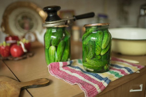 Rus kırsal mutfağında litre kavanozlarda salatalık turşusu süreci. - Fotoğraf, Görsel