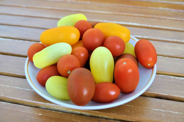 Cherry rajčatový barevný mix dobrá dietní organická zdravá produkt labužníky čerstvé malá rajčata dřevěné stolní stolek  - Fotografie, Obrázek