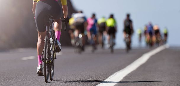 Ciclismo competición ciclista atletas montar una carrera a alta velocidad, detalle de las zapatillas de ciclismo - Foto, imagen