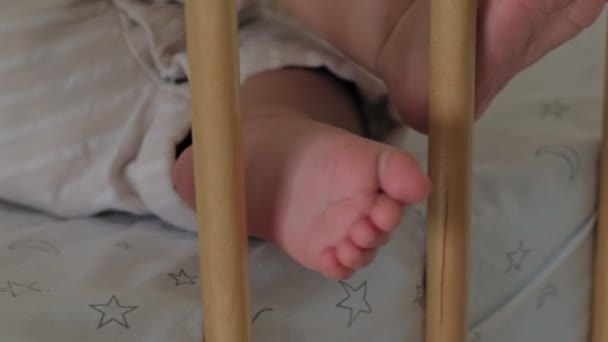 Dzieci stopy i palce zbliżenie - Materiał filmowy, wideo