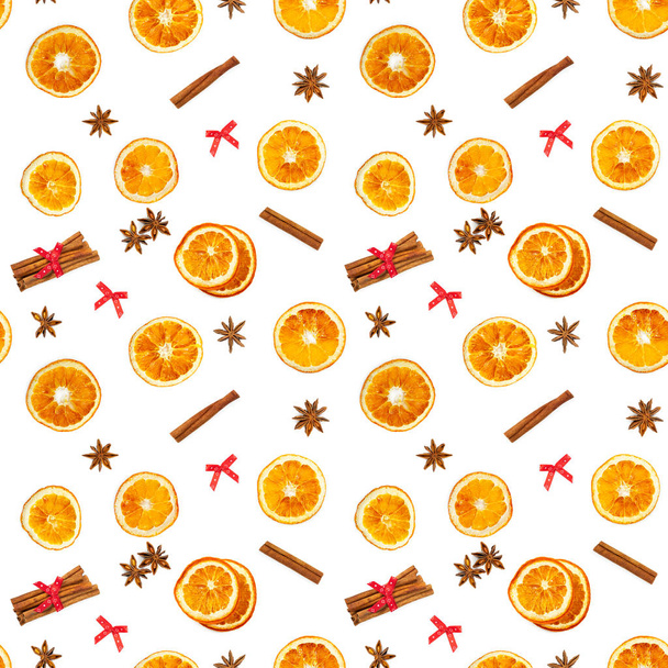 Padrão sem costura com fatias de laranja seca, canela e estrela
  - Foto, Imagem