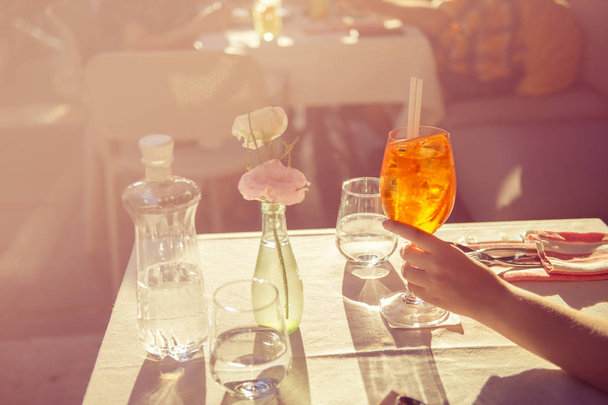 Yemek masasında renkli buzlu kokteyl - Fotoğraf, Görsel