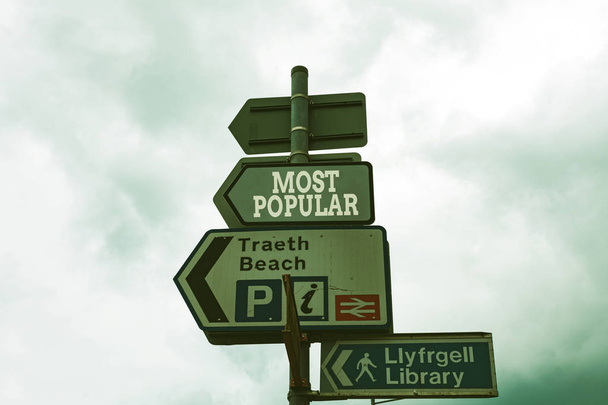 Znak tekstowy przedstawiający najbardziej popularne. Pojęciowe zdjęcie lubiany przestrzegane przez większość pokazując w społeczeństwie puste znaki drogowe na skrzyżowaniu z pustym miejscem kopiowania. - Zdjęcie, obraz