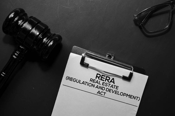 Texto da Real Estate Regulation and Development Act (RERA) sobre Documento e martelo isolados em mesa de escritório. Conceito de lei
 - Foto, Imagem