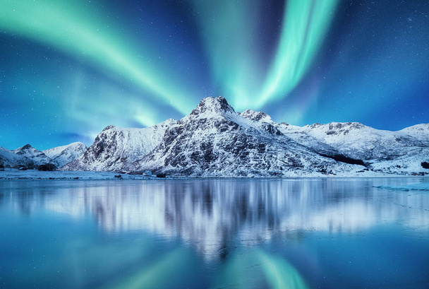 Aurora Boreal, Islas Lofoten, Noruega. Luz nothen y reflexión en la superficie del lago. Paisaje invernal por la noche. Noruega viajes - imagen
 - Foto, imagen