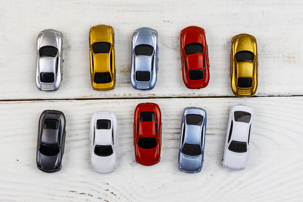 Автомобили игрушки на белом деревянном фоне. Вид сверху
 - Фото, изображение