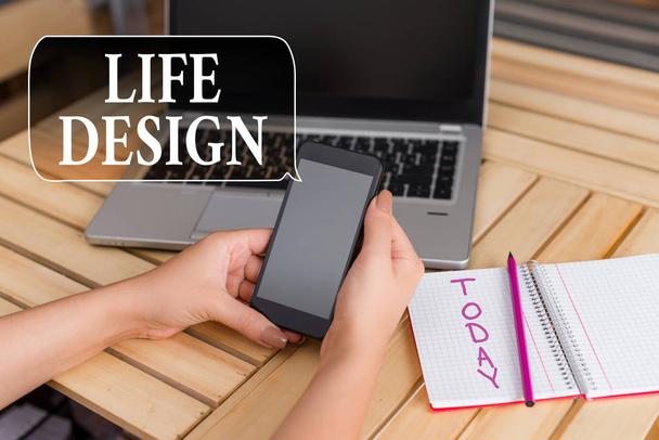 Текст для написания слов Life Design. Бизнес-концепция для баланса, как вы живете между работой семьи и развлекательная женщина ноутбук компьютер смартфон офис поставляет технологические устройства
. - Фото, изображение