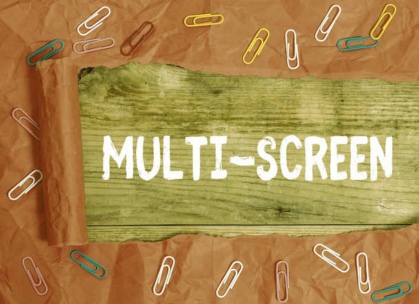 Kelime yazma metni Multi Screen. Özellikle bir sinemada birden fazla ekrana sahip olmak veya dahil etmek için iş konsepti. - Fotoğraf, Görsel