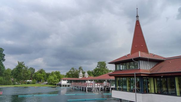 Озеро Гевіц - дивовижний курорт на заході Угорщини. - Фото, зображення