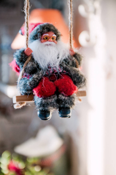 お祝いの木、クリスマスのおもちゃ、ライフスタイルでブランコやスキーにサンタクロース - 写真・画像
