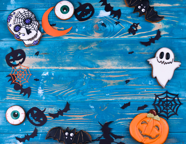 Obsah Halloweenské party. Halloween perníkové sušenky na modrém dřevěného pozadí. - Fotografie, Obrázek