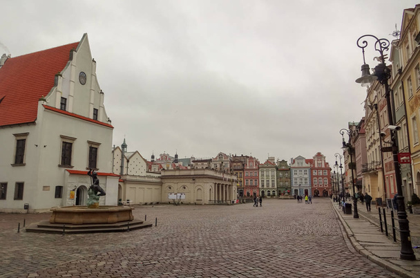 Poznan est la vieille ville de Pologne
 - Photo, image