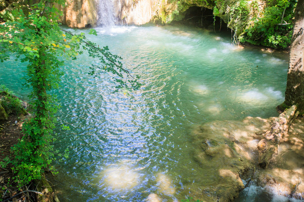 Мальовничий вид на водоспад у лісі на літній день - Фото, зображення