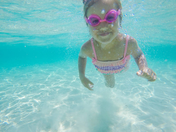 Ευτυχισμένο παιδί υποβρύχιος πορτρέτο κολύμβησης και βουτιά στη θάλασσα  - Φωτογραφία, εικόνα