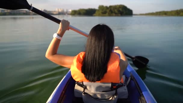 Meisje drijft in een kajak boot. Langzame beweging - Video