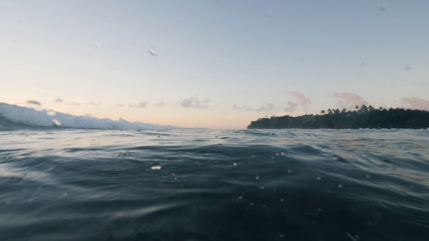 Gyönyörű kilátás fölött és alatt óceán víz felszínén barreling hullámok hajnalban. - Felvétel, videó