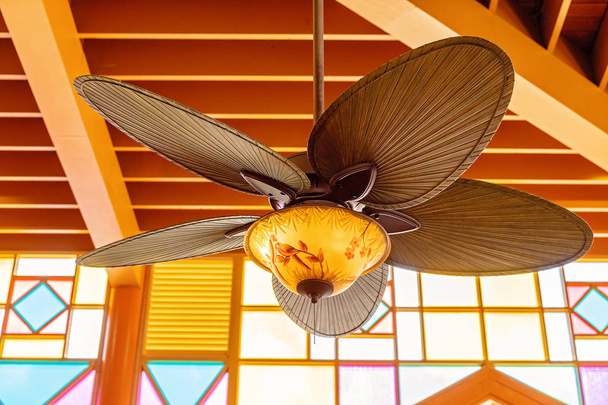 Een Art Deco-ventilator tegen licht verlichte lood ramen - Foto, afbeelding