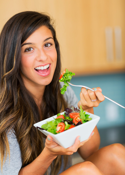 zdravá žena jíst salát - Fotografie, Obrázek