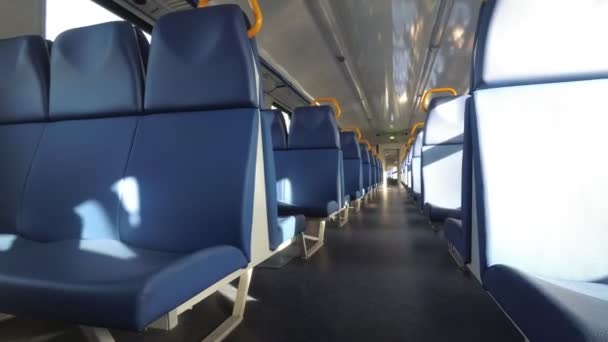 Leere Sitze im Zug, der Zug in Bewegung. - Filmmaterial, Video