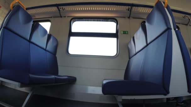 lege zitplaatsen in de trein, de trein in beweging. - Video