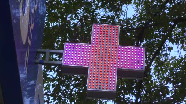 Leuchtendes Apothekenschild, das rund um die Uhr funktioniert - Filmmaterial, Video