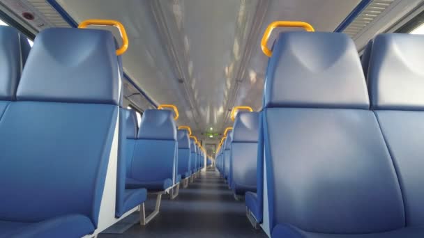 lege zitplaatsen in de trein, de trein in beweging. - Video