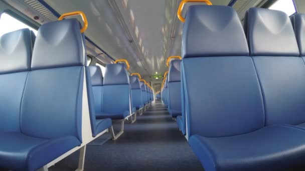 prázdná sedadla ve vlaku, vlak v pohybu. - Záběry, video