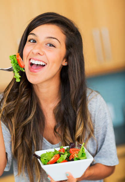 zdravá žena jíst salát - Fotografie, Obrázek