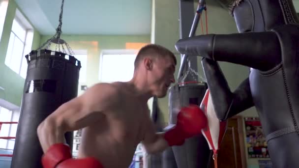 М'язистий чоловік професійний боксер бореться з боксерською коробкою, стійкий постріл. Повільний рух, команда самооборони
 - Кадри, відео