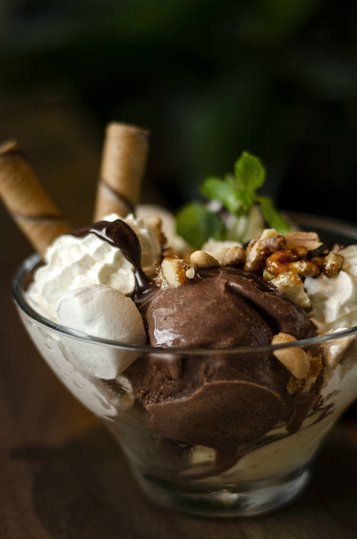 ボウルにチョコレートとミントバニラアイスクリームサンデーデザート - 写真・画像
