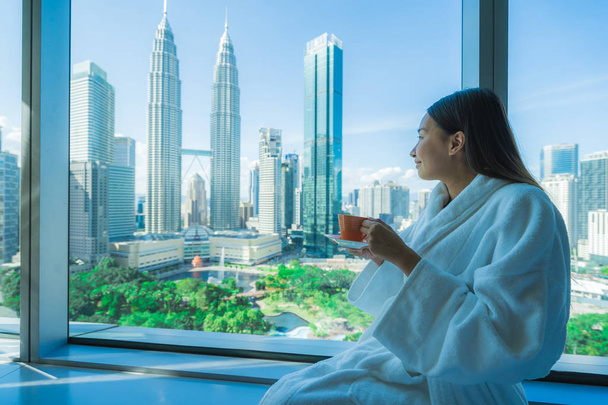asiatische Frau reisen rund um Kuala Lumpur und suchen die Stadt in m - Foto, Bild