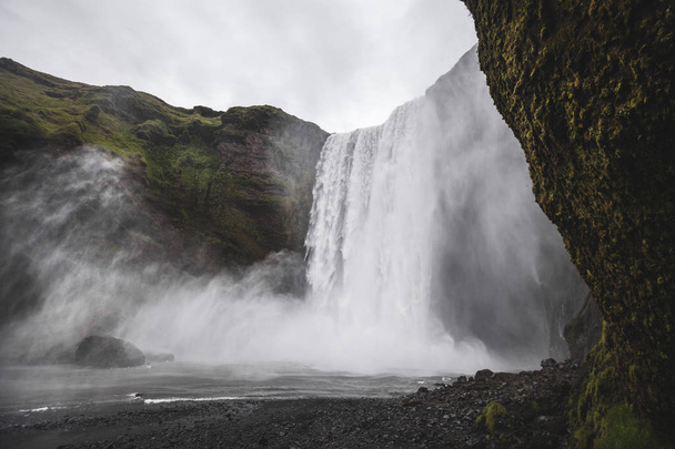 Skogafoss Izland híres vízesés. Erőteljes patak, drámai VI - Fotó, kép