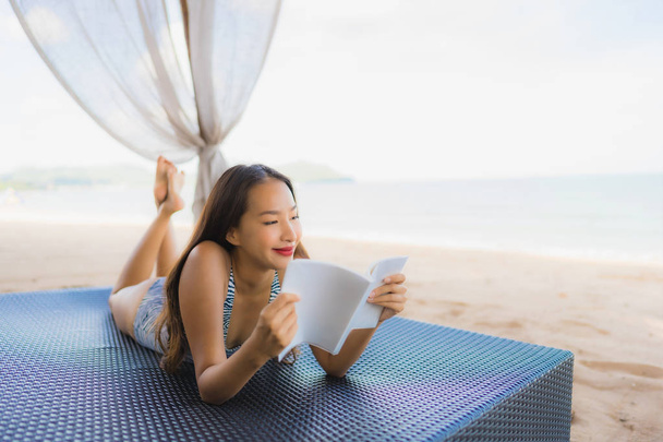 Portré szép fiatal ázsiai nő olvasatban könyvet boldog SMI - Fotó, kép
