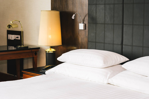 schöner Luxus bequemes weißes Kissen und Decke auf Bett Witz - Foto, Bild