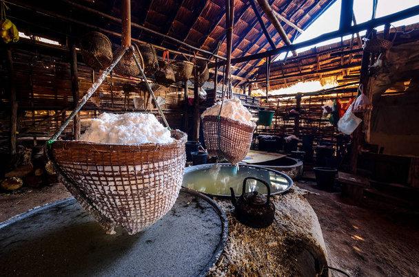 Starověká sůl z podzemní vody v okrese Bo Kluea, provincie NaN, Thajsko - Fotografie, Obrázek