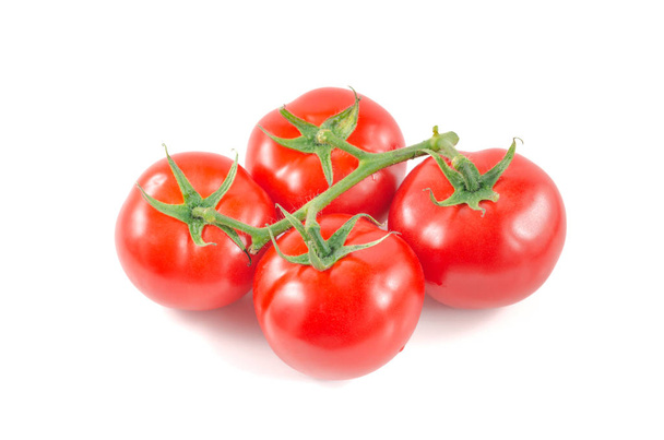 Verse tomaten met groene bladeren geïsoleerd op witte achtergrond. - Foto, afbeelding