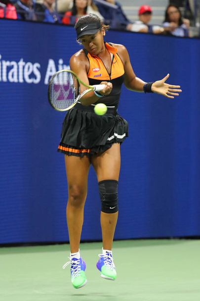 New York-augusztus 31, 2019: Grand Slam-bajnok Naomi Osaka Japánban akcióban alatt ő 2019 US Open harmadik fordulóban mérkőzés a Billie Jean King National Tennis Center  - Fotó, kép