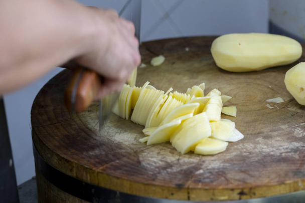Close-up keuken op het kleverige bord, snijden aardappelchips - Foto, afbeelding