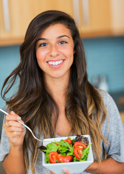 salata yemek sağlıklı kadın - Fotoğraf, Görsel