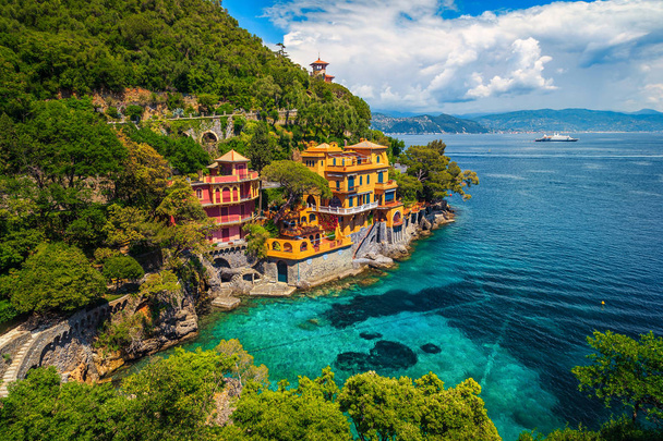 Розкішні прибережні будинки з прекрасними пляжами, Портофіно-курорт, Лігурія, Італія  - Фото, зображення